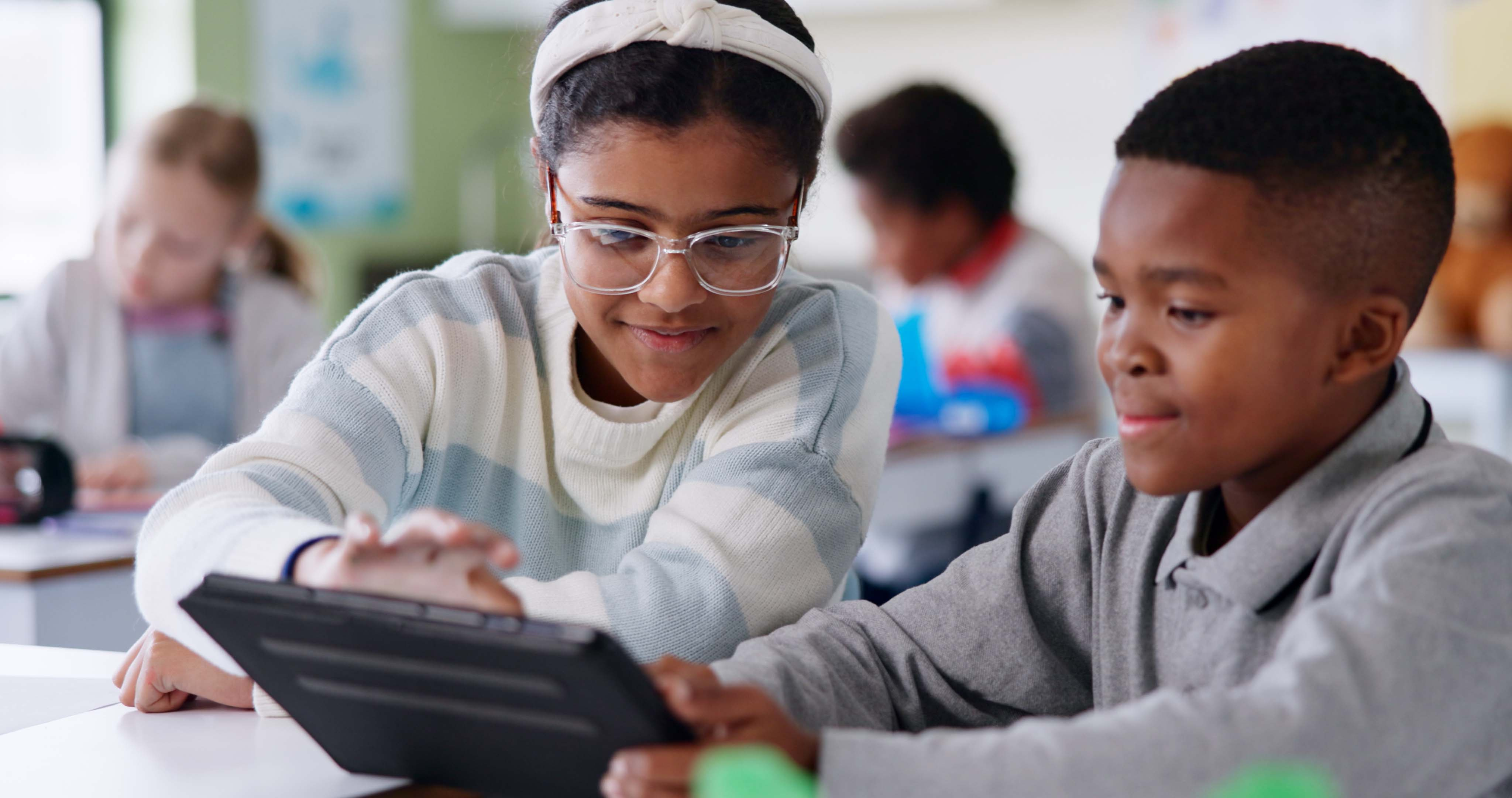 MS-Students-on-Tablet-2165476245